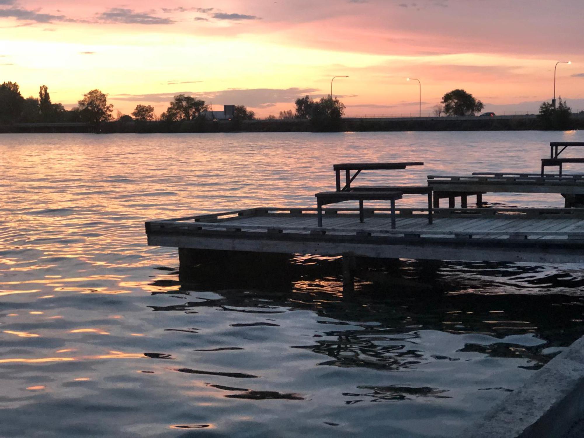 Lakeshore Inn Water Front 摩西湖 外观 照片
